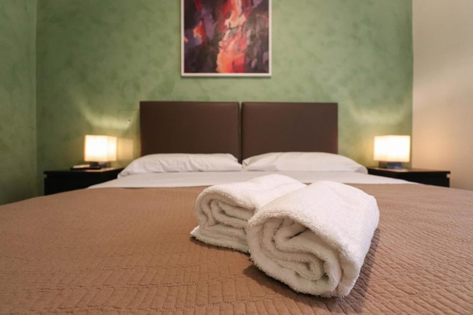 Bed, Photo of the whole room, Bedroom, towels