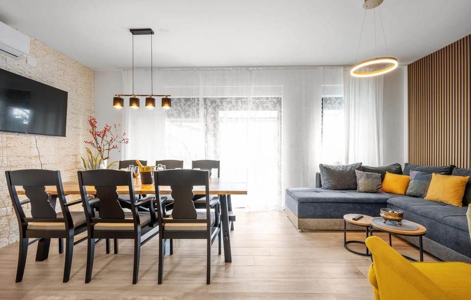 TV and multimedia, Seating area, Dining area