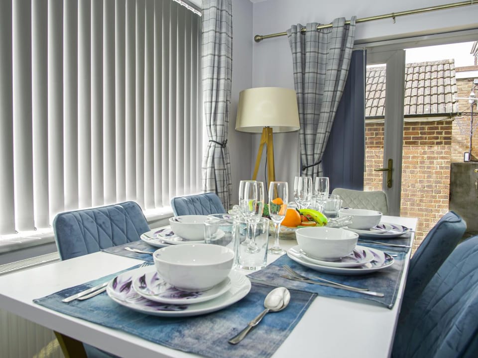 Property building, Restaurant/places to eat, Dining area, Breakfast, Dinner