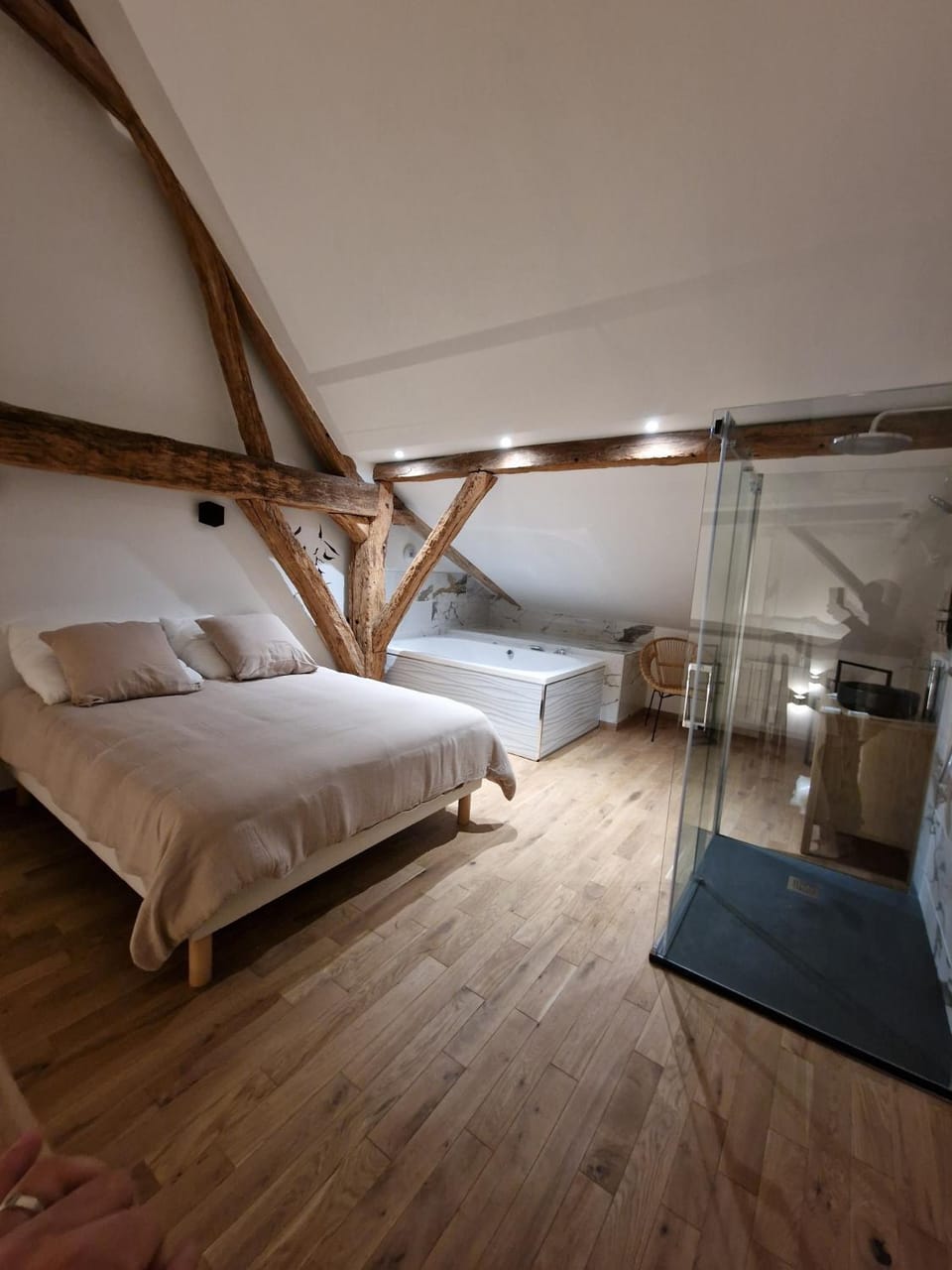Photo of the whole room, Bedroom