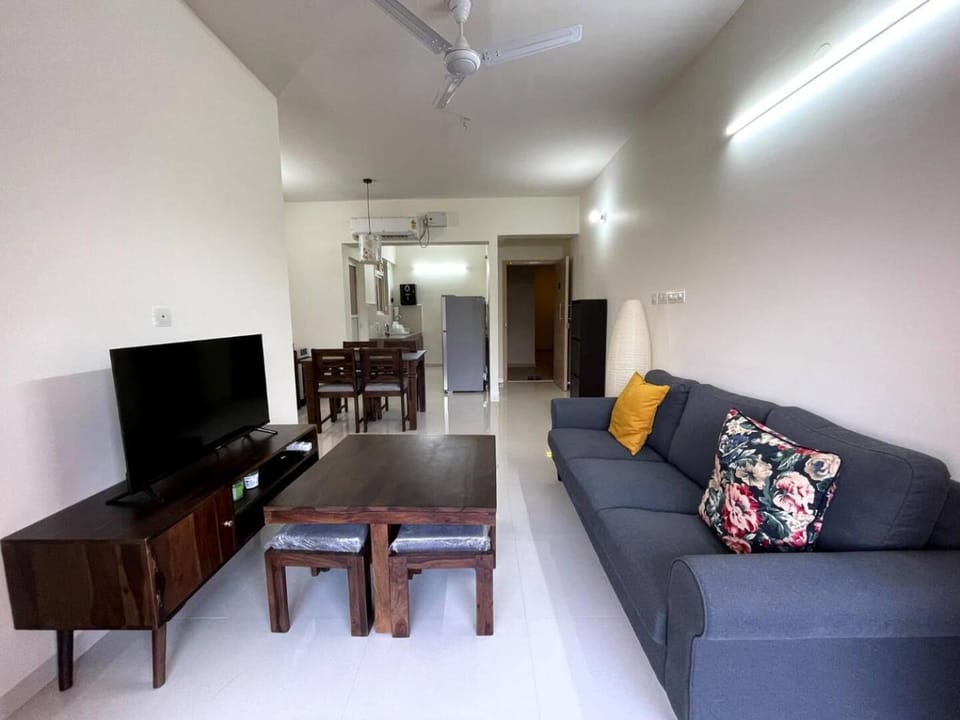 Communal lounge/ TV room, TV and multimedia, Living room, Seating area, Dining area, Evening entertainment