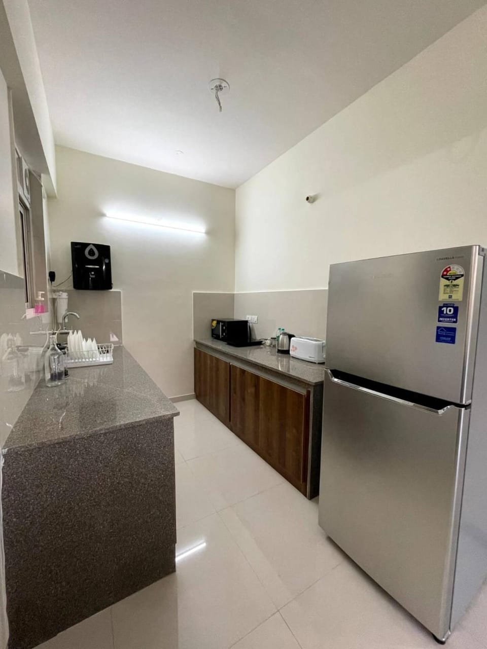 Kitchen or kitchenette, minibar, stove