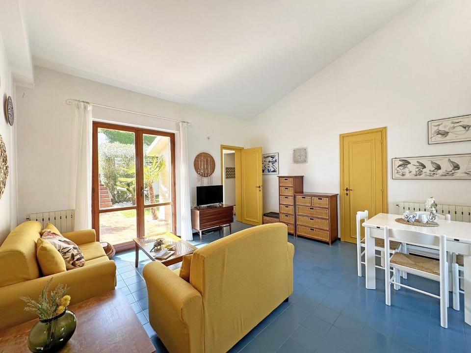Communal lounge/ TV room, TV and multimedia, Kitchen or kitchenette, Living room, Seating area, Dining area, Evening entertainment