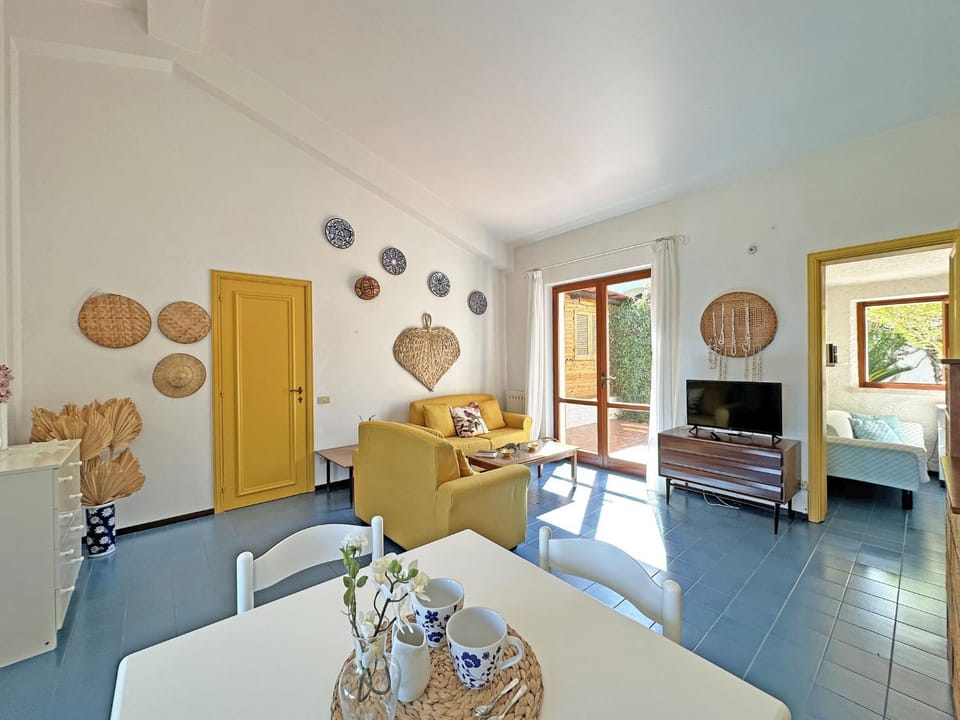 TV and multimedia, Living room, Seating area, Dining area, Bedroom