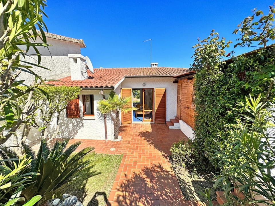 Patio, Day, Garden, Garden view