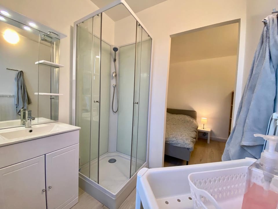 Shower, Bathroom, towels