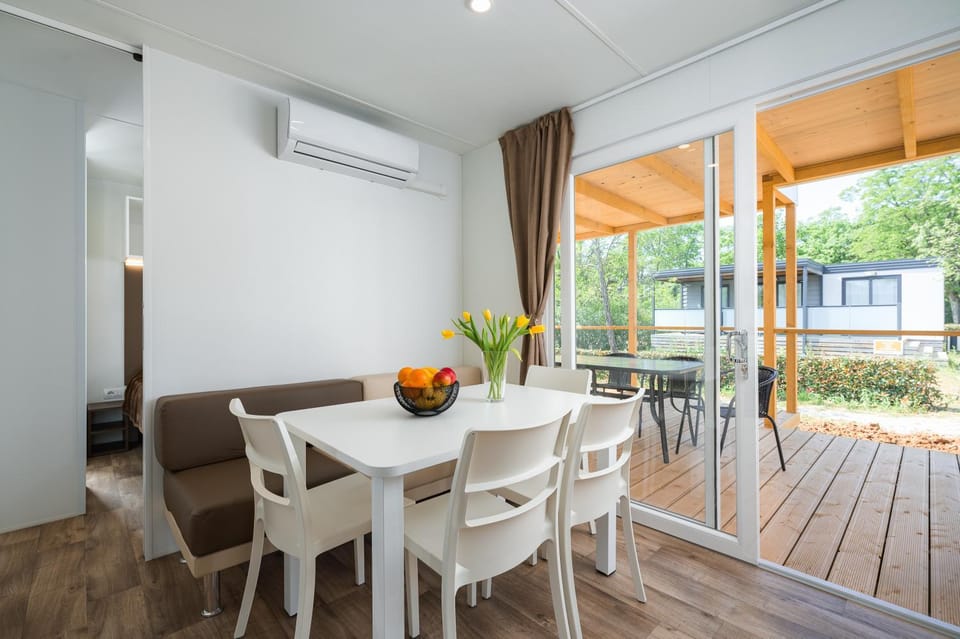 Patio, Day, Balcony/Terrace, Living room, Dining area, air conditioner