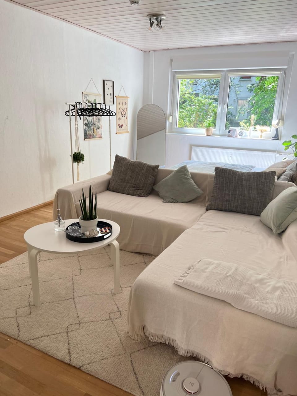 Bed, Living room, Photo of the whole room, Seating area, Bedroom