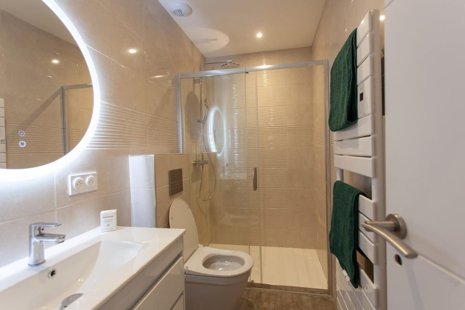 Shower, Toilet, Bathroom, towels
