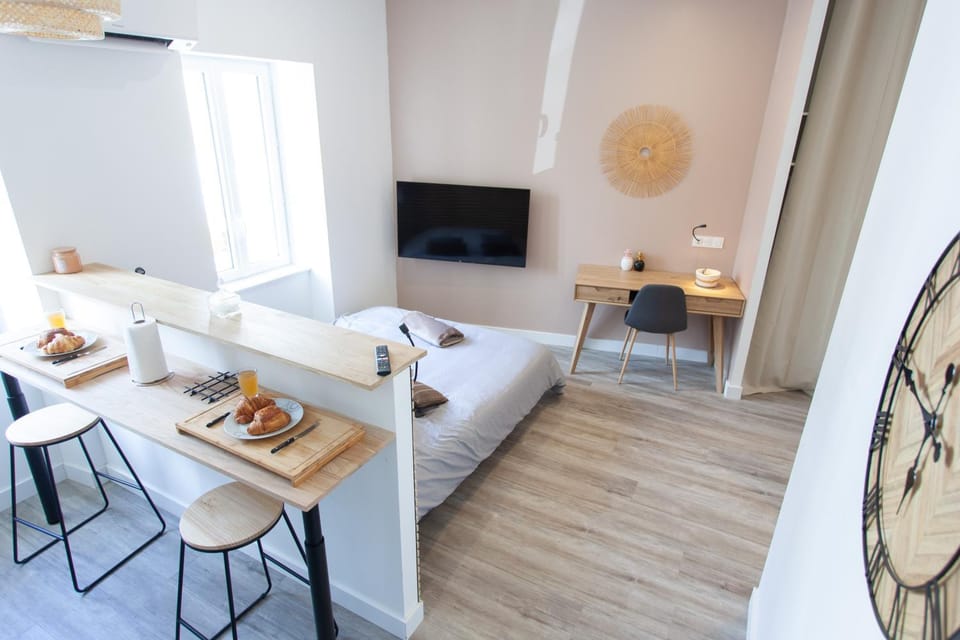 Bed, Photo of the whole room, Seating area, Dining area