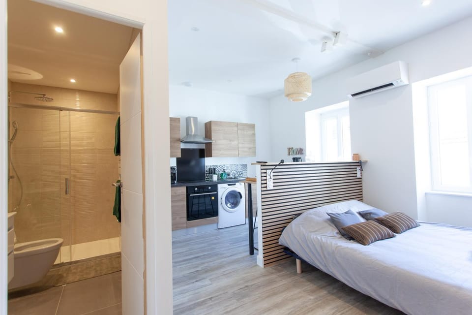 Bed, Bathroom, Kitchen or kitchenette, Seating area, Bedroom, towels, washing machine, dryer