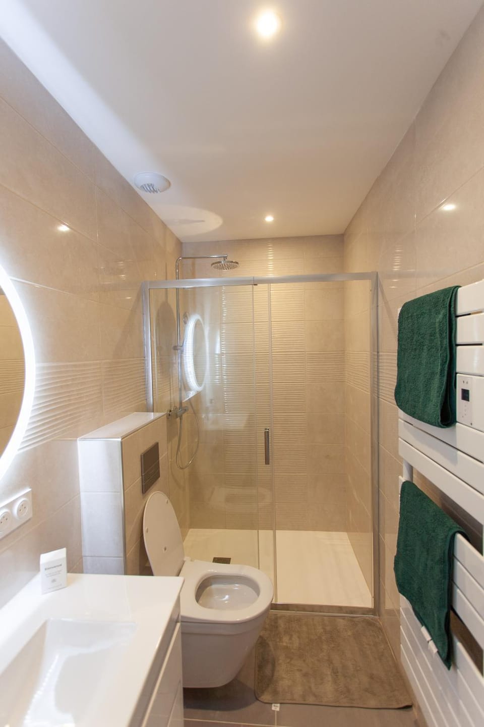 Shower, Toilet, Bathroom, towels