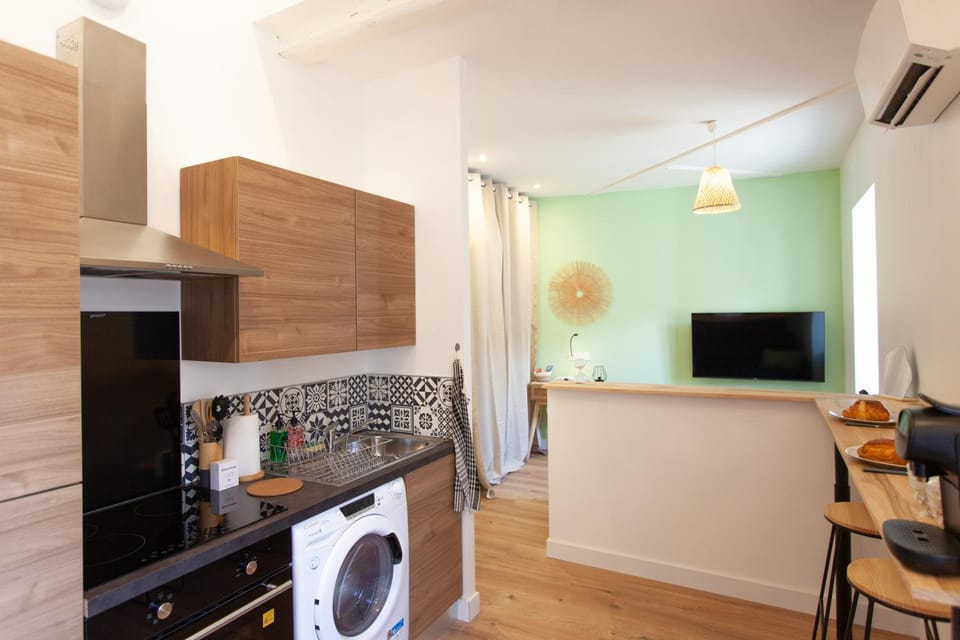 Kitchen or kitchenette, Dining area, minibar, pet friendly, washing machine, dryer