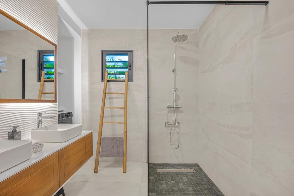 Shower, Living room