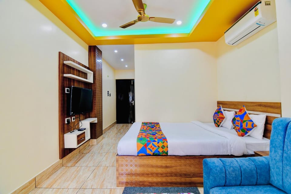 Bed, Photo of the whole room, Seating area, Bedroom, fireplace, air conditioner