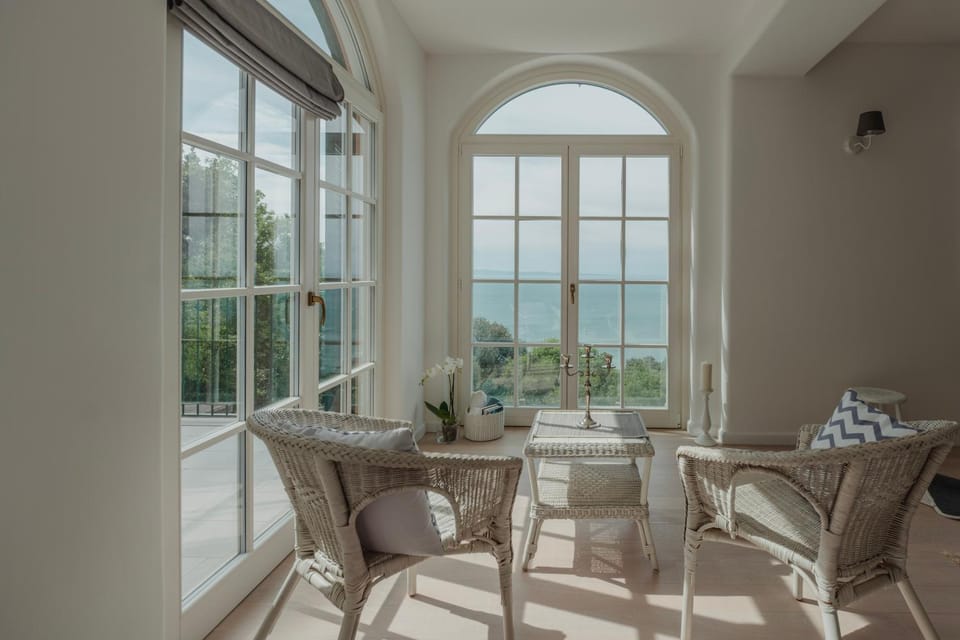 View (from property/room), Seating area, Dining area, Sea view