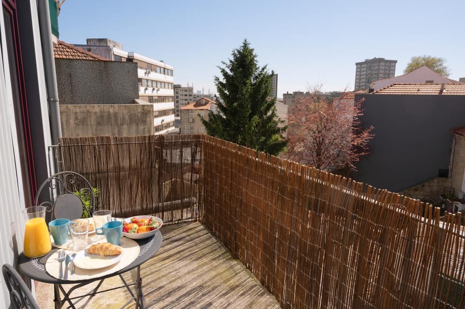 Nearby landmark, Day, Natural landscape, View (from property/room), Balcony/Terrace, Seating area, Dining area, City view, Garden view, Landmark view