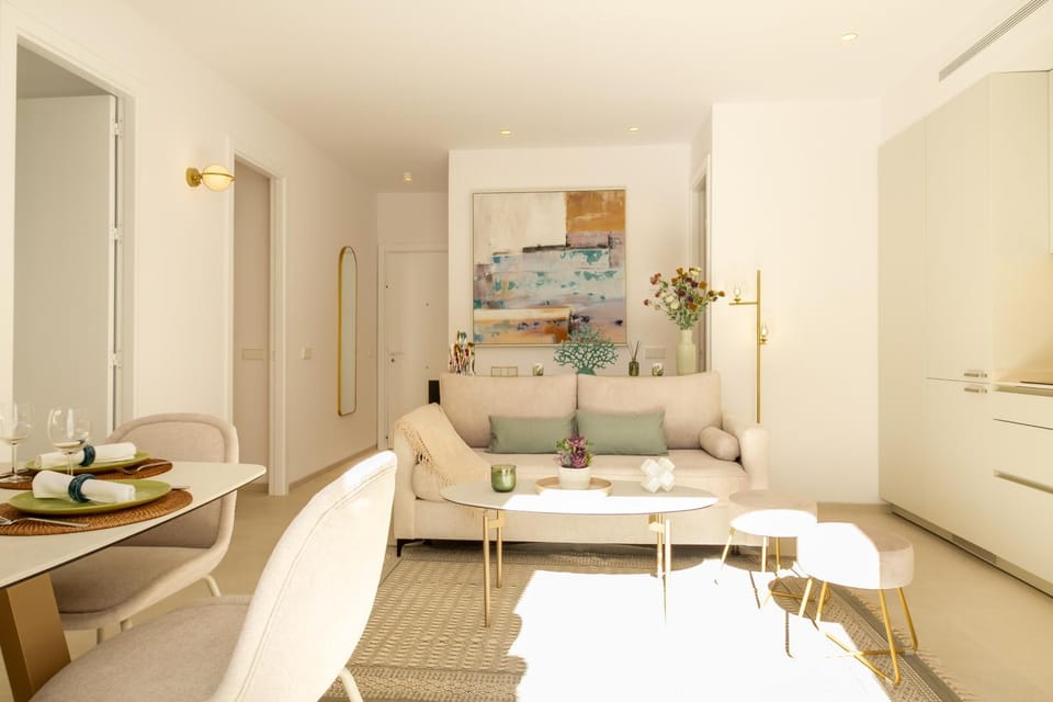 MARBELLA BANUS SUITES - Banús - Playas del Duque - Luxury 2BR - 2BA - Heart of Puerto Banús Direct Beach Access - Steps from Marina & El Corte Ing Luxury Shopping - 35,000 m2 Tropical Gardens - 3 Pools - 2 Onsite Restaurants - Ideal for Families Apartment in Marbella