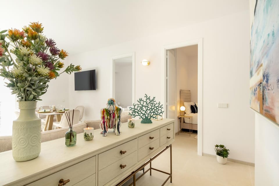 MARBELLA BANUS SUITES - Banús - Playas del Duque - Luxury 2BR - 2BA - Heart of Puerto Banús Direct Beach Access - Steps from Marina & El Corte Ing Luxury Shopping - 35,000 m2 Tropical Gardens - 3 Pools - 2 Onsite Restaurants - Ideal for Families Apartment in Marbella