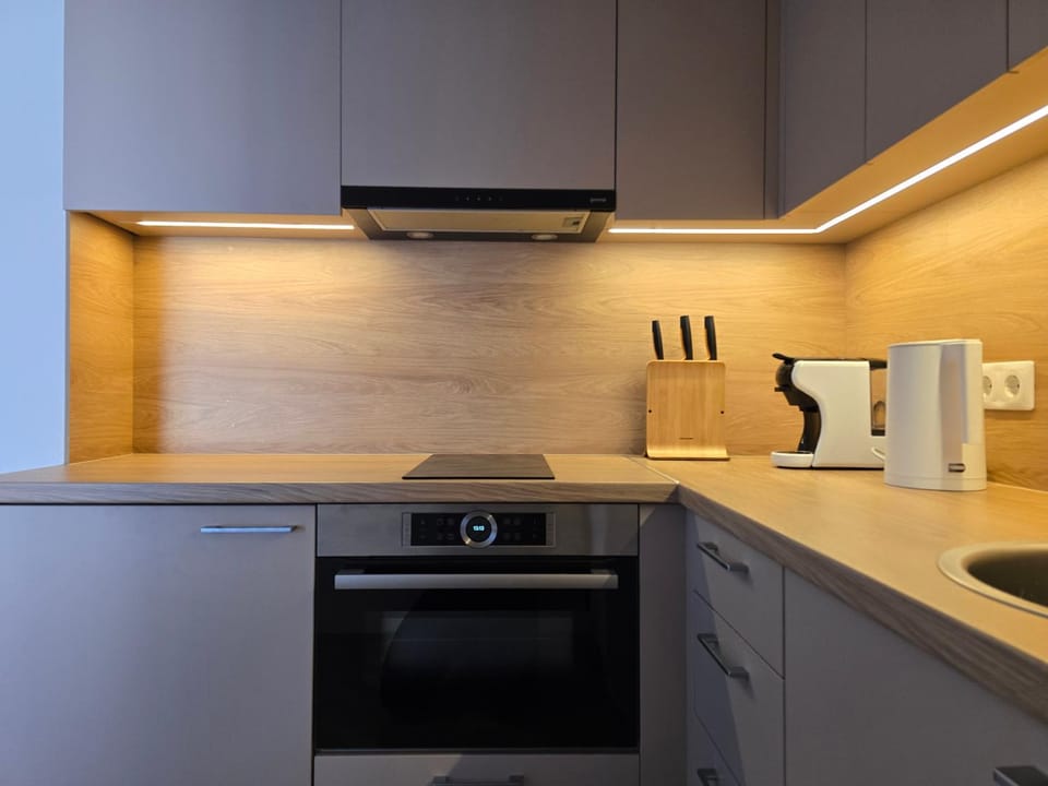 Coffee/tea facilities, Kitchen or kitchenette, stove