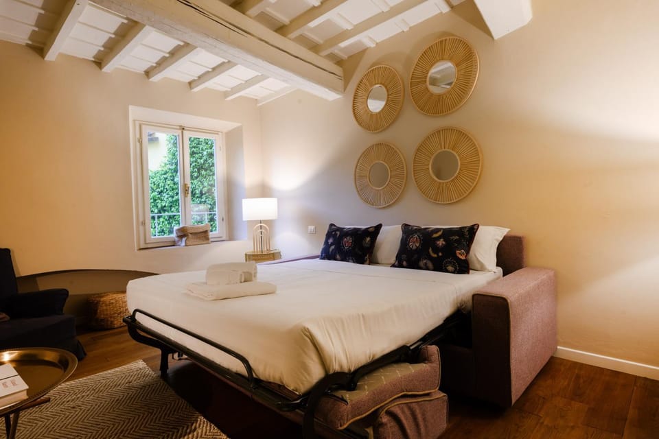 Bed, Living room, Photo of the whole room, Seating area