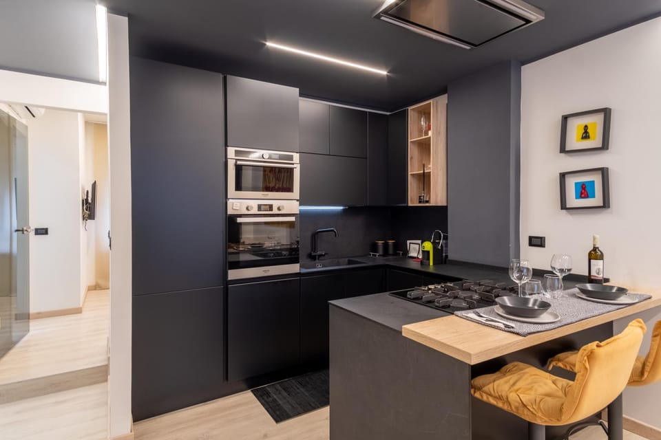 Kitchen or kitchenette, dishwasher, stove