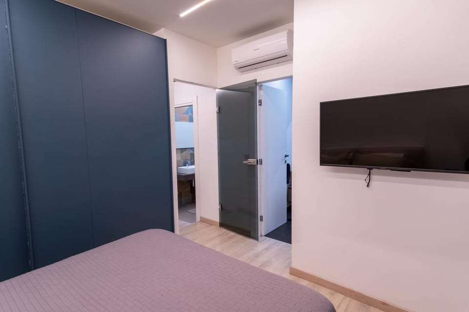 TV and multimedia, Photo of the whole room, Bedroom