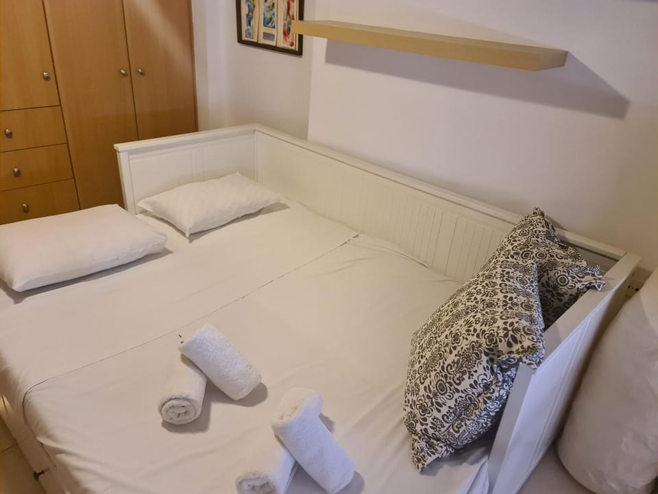 Bed, Photo of the whole room, Bedroom, towels