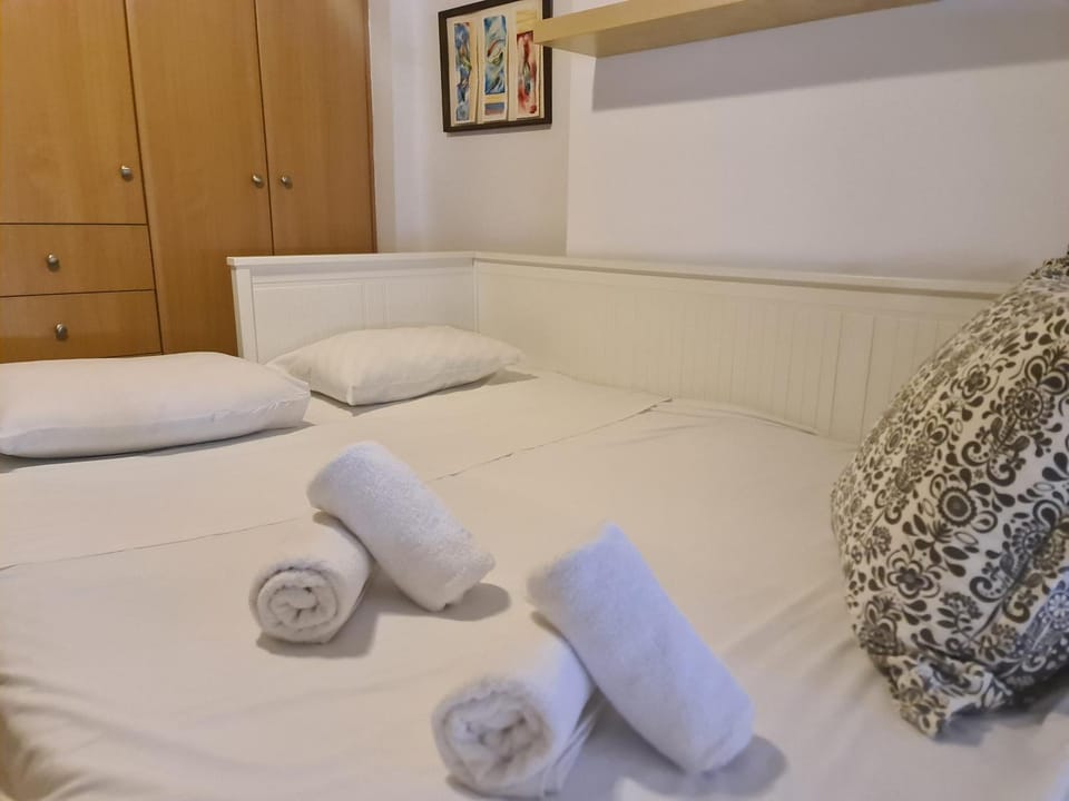 Bed, Photo of the whole room, Bedroom, towels
