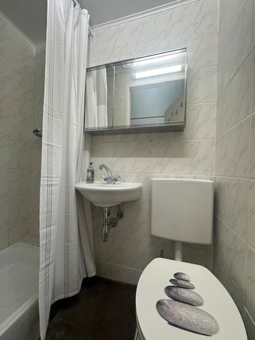 Toilet, Bathroom, towels