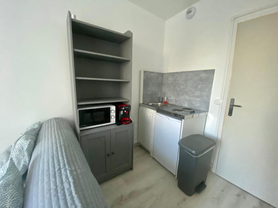 Kitchen or kitchenette, minibar