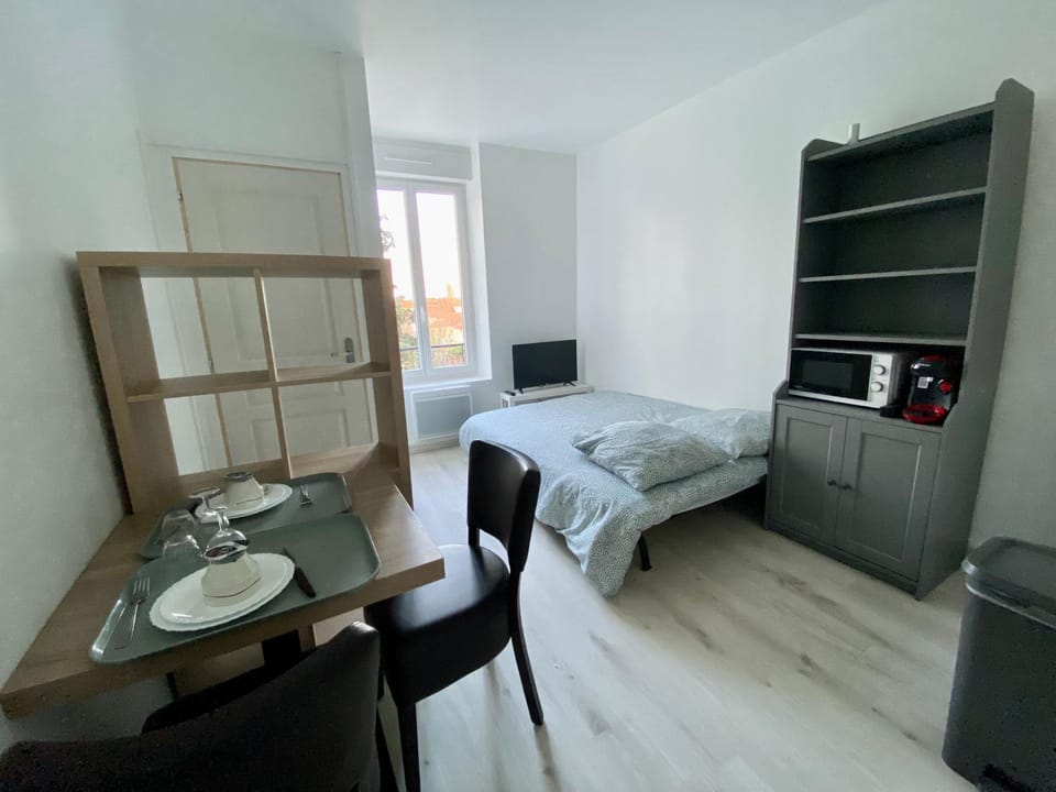 Bed, Dining area, minibar