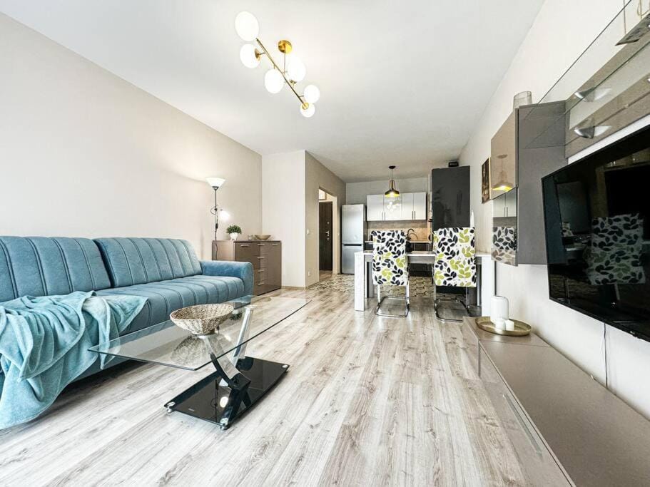 Stylish Apartment - Balcony, Church Views, Parking! Tram Apartment in Wroclaw