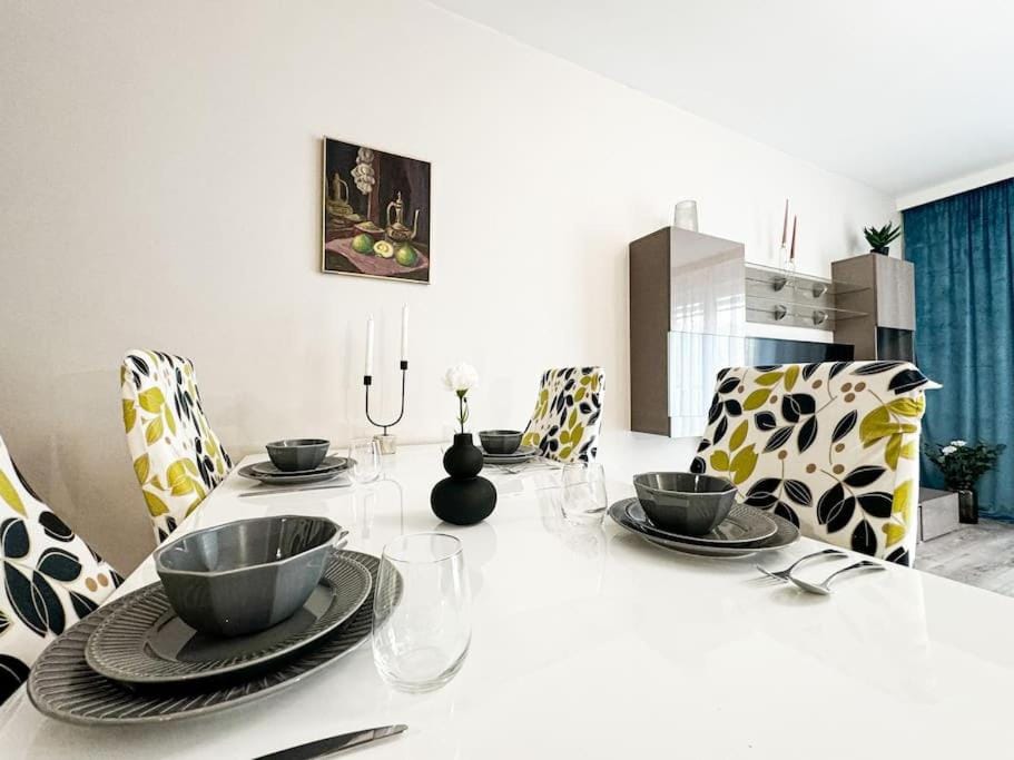 Stylish Apartment - Balcony, Church Views, Parking! Tram Apartment in Wroclaw