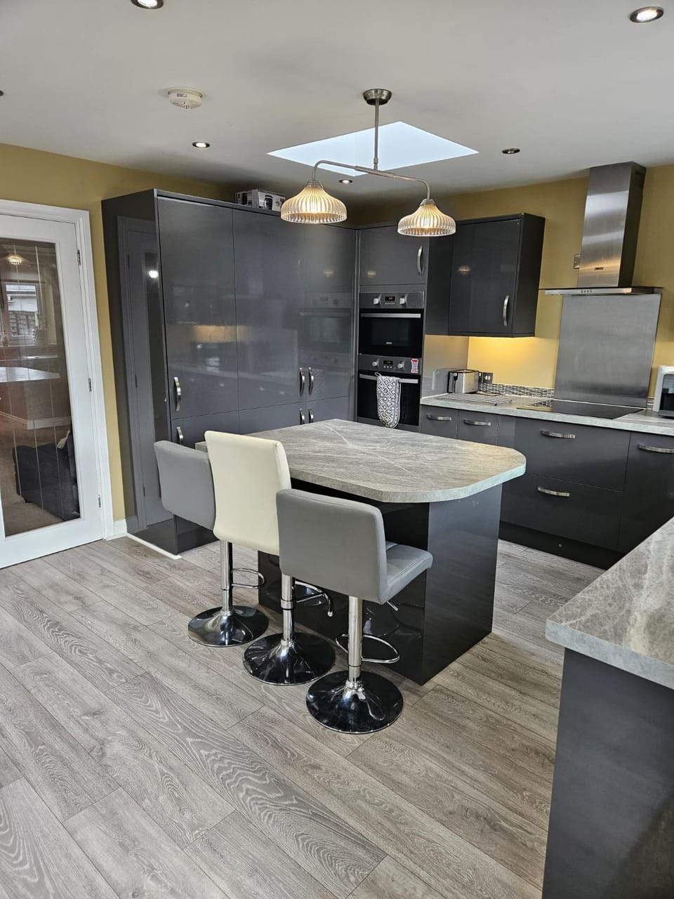 Kitchen or kitchenette, Dining area, stove