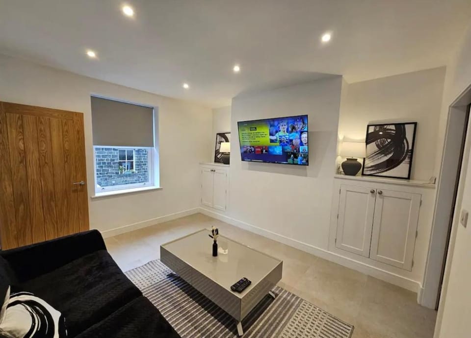 Communal lounge/ TV room, TV and multimedia, Living room, Seating area, Evening entertainment