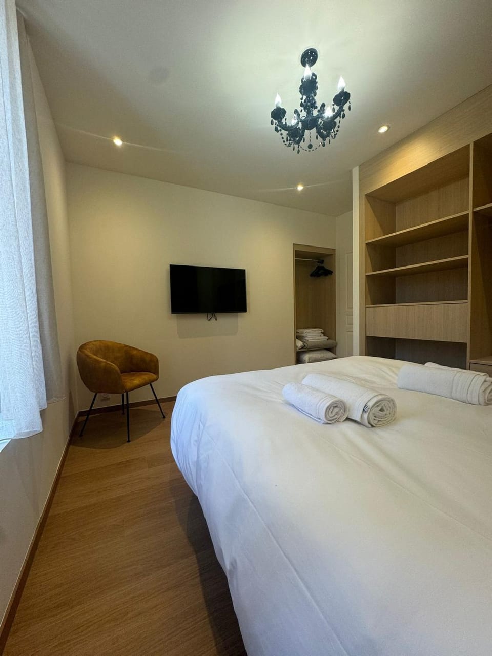 Bed, TV and multimedia, Photo of the whole room, Bedroom, towels