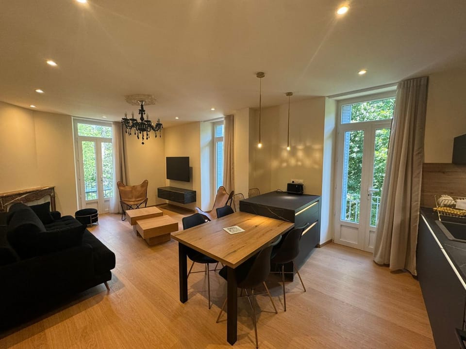 Communal lounge/ TV room, TV and multimedia, Kitchen or kitchenette, Living room, Seating area, Dining area, kitchen