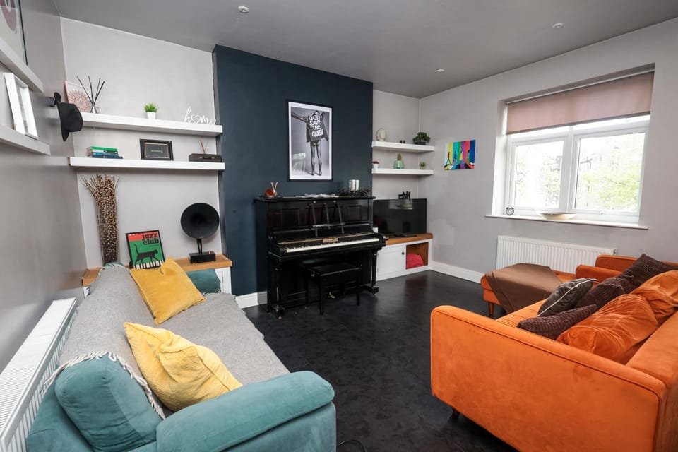 Communal lounge/ TV room, TV and multimedia, Living room, Seating area, Evening entertainment