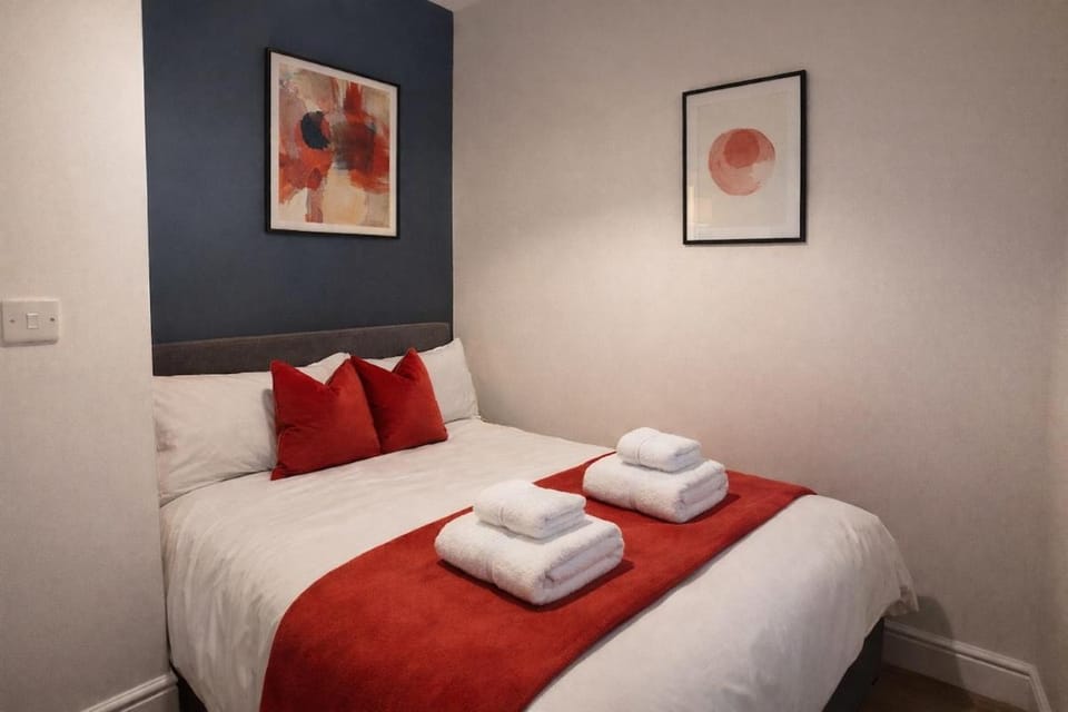 Bed, Photo of the whole room, Bedroom, towels