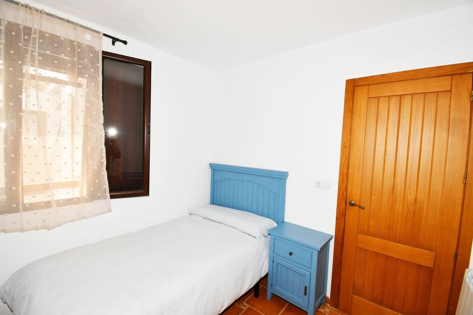 Bed, TV and multimedia, wardrobe