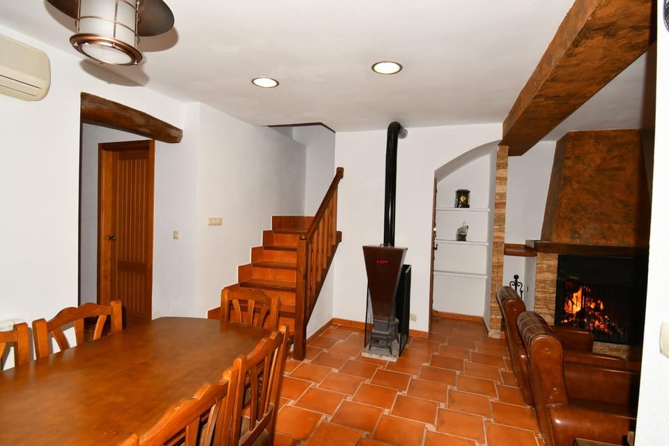 Dining area, fireplace, air conditioner