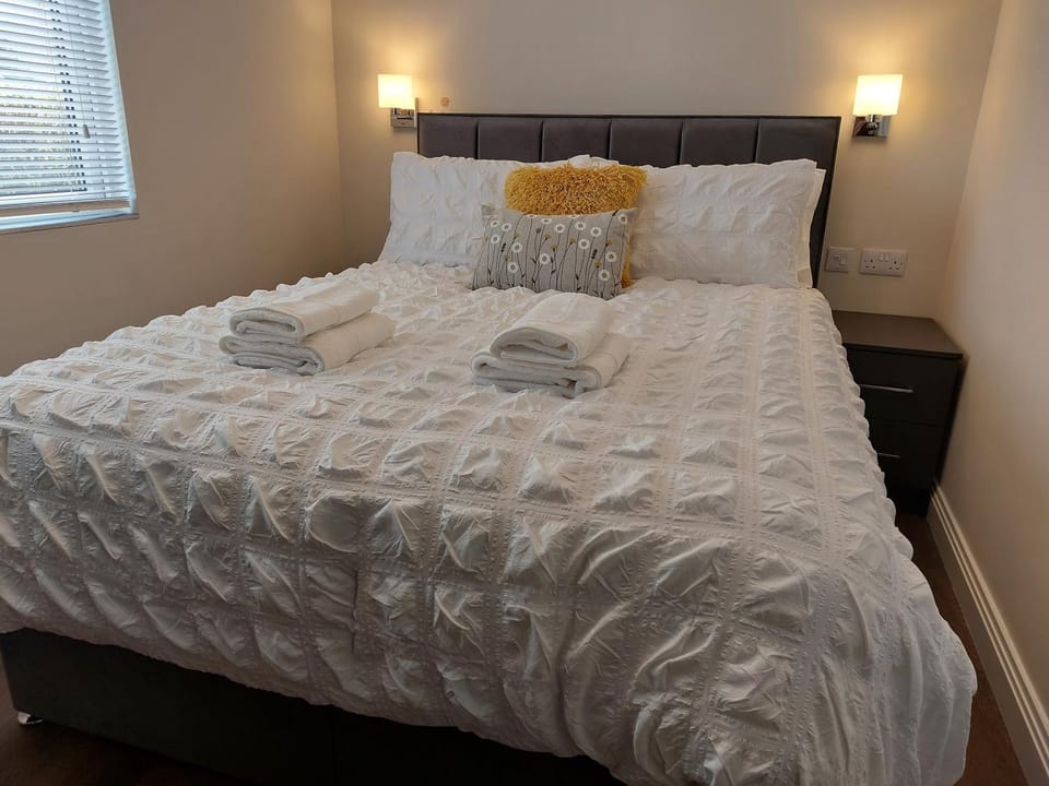 Bed, Bedroom, towels