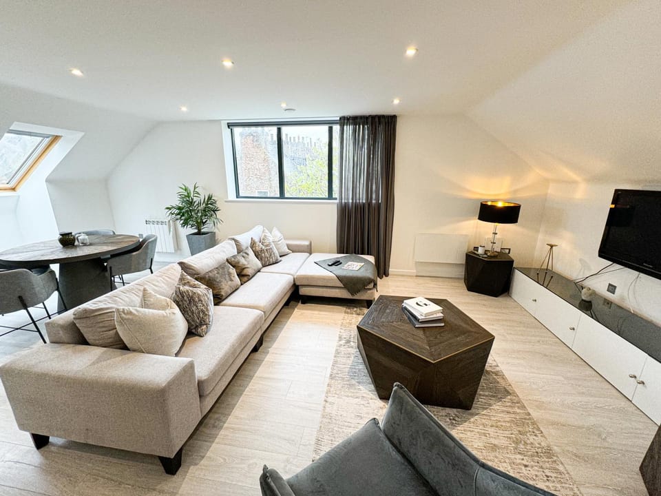 Communal lounge/ TV room, TV and multimedia, Living room, Seating area, Evening entertainment