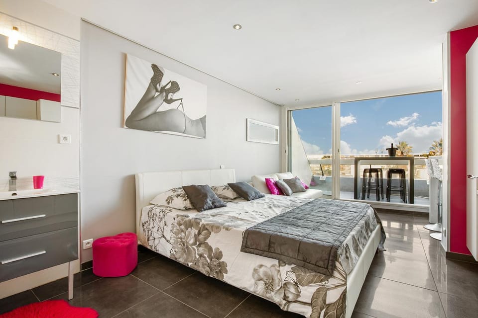 Full Moon Heliopolis Apartment in Agde