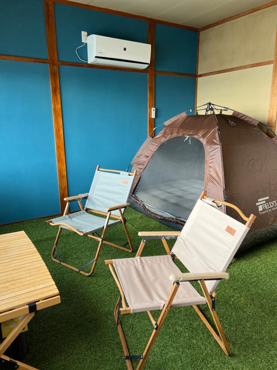 Photo of the whole room, air conditioner