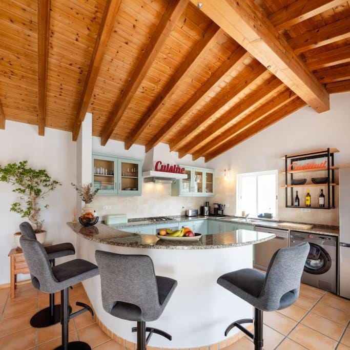 Kitchen or kitchenette, Dining area, Food