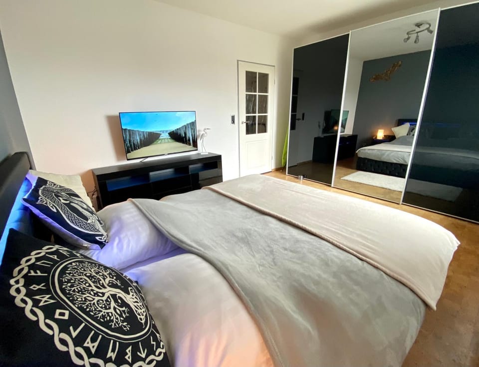 Bed, TV and multimedia, Photo of the whole room, Bedroom