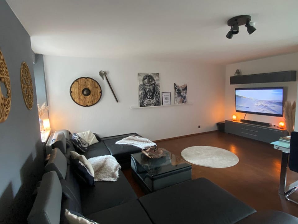 TV and multimedia, Living room, Seating area, Evening entertainment