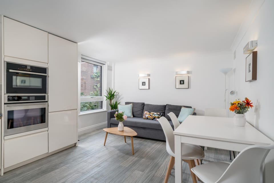 Kitchen or kitchenette, Living room, Seating area, Dining area, minibar, pet friendly